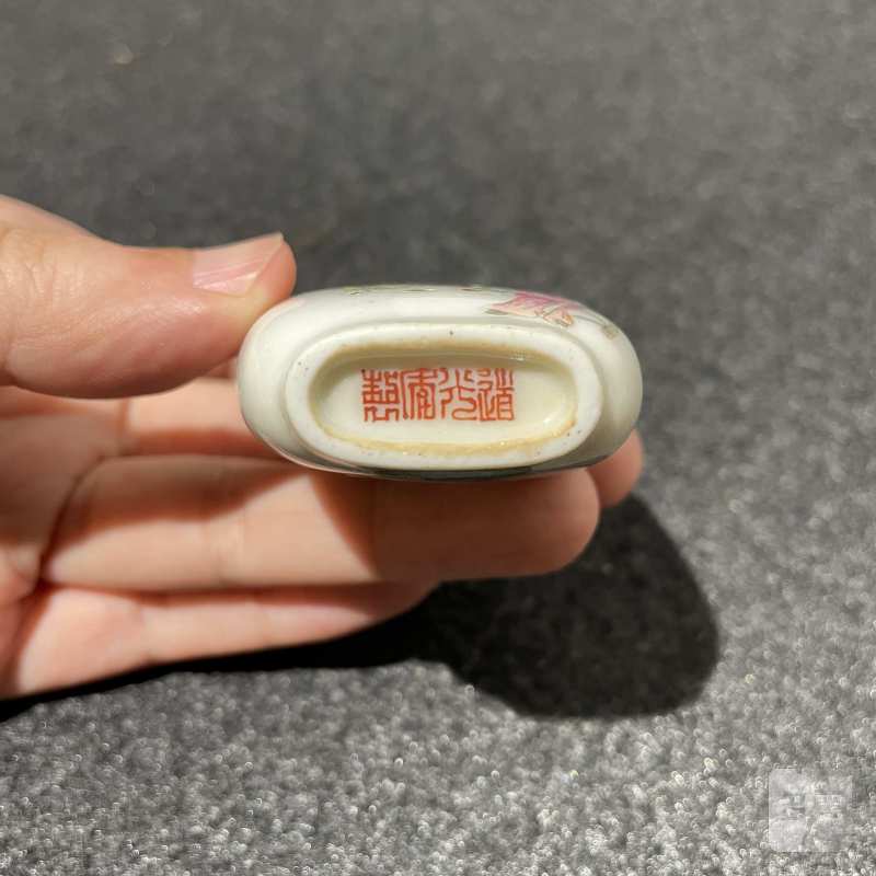 清道光 御制粉彩窦燕山教五子图鼻烟壶 - 图10